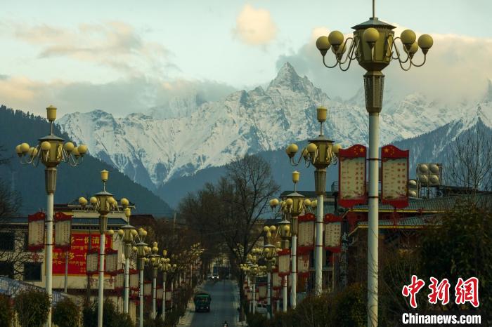 從波密縣城遠(yuǎn)眺冰川?！〗w波 攝