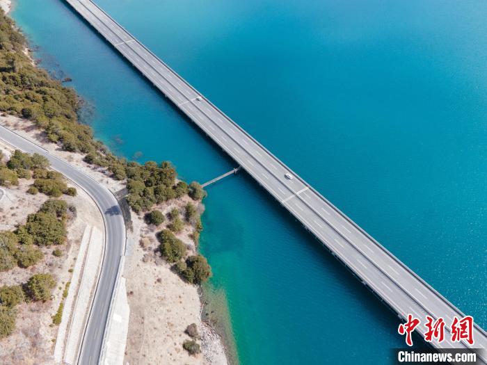 圖為西藏林拉高等級公路多布湖段風(fēng)光?！〗w波 攝
