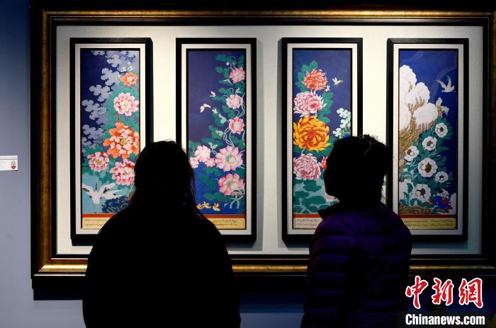 圖為5月16日，觀眾正在欣賞展覽中的新創(chuàng)唐卡作品?！±盍?攝
