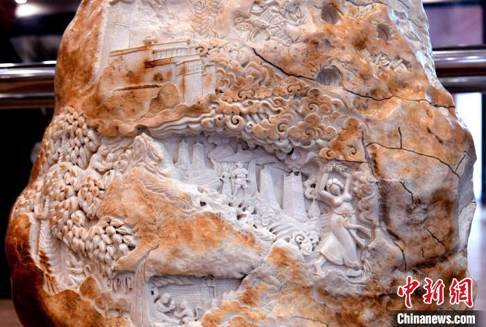 圖為5月16日，展覽中的漢白玉雕作品《猴子變?nèi)恕贰！±盍?攝