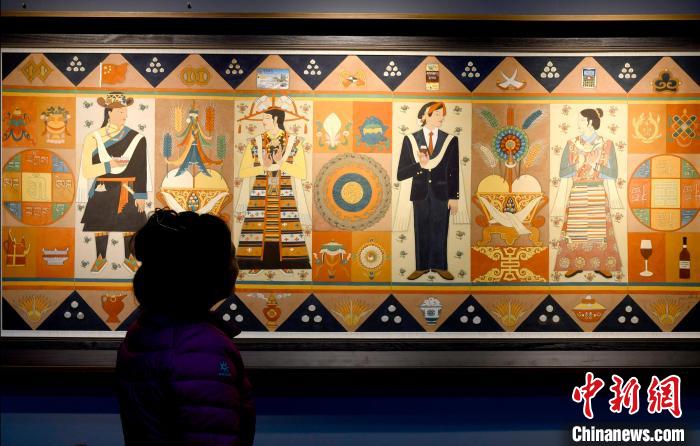 圖為5月16日，觀眾正在欣賞展覽中的新創(chuàng)唐卡作品?！±盍?攝