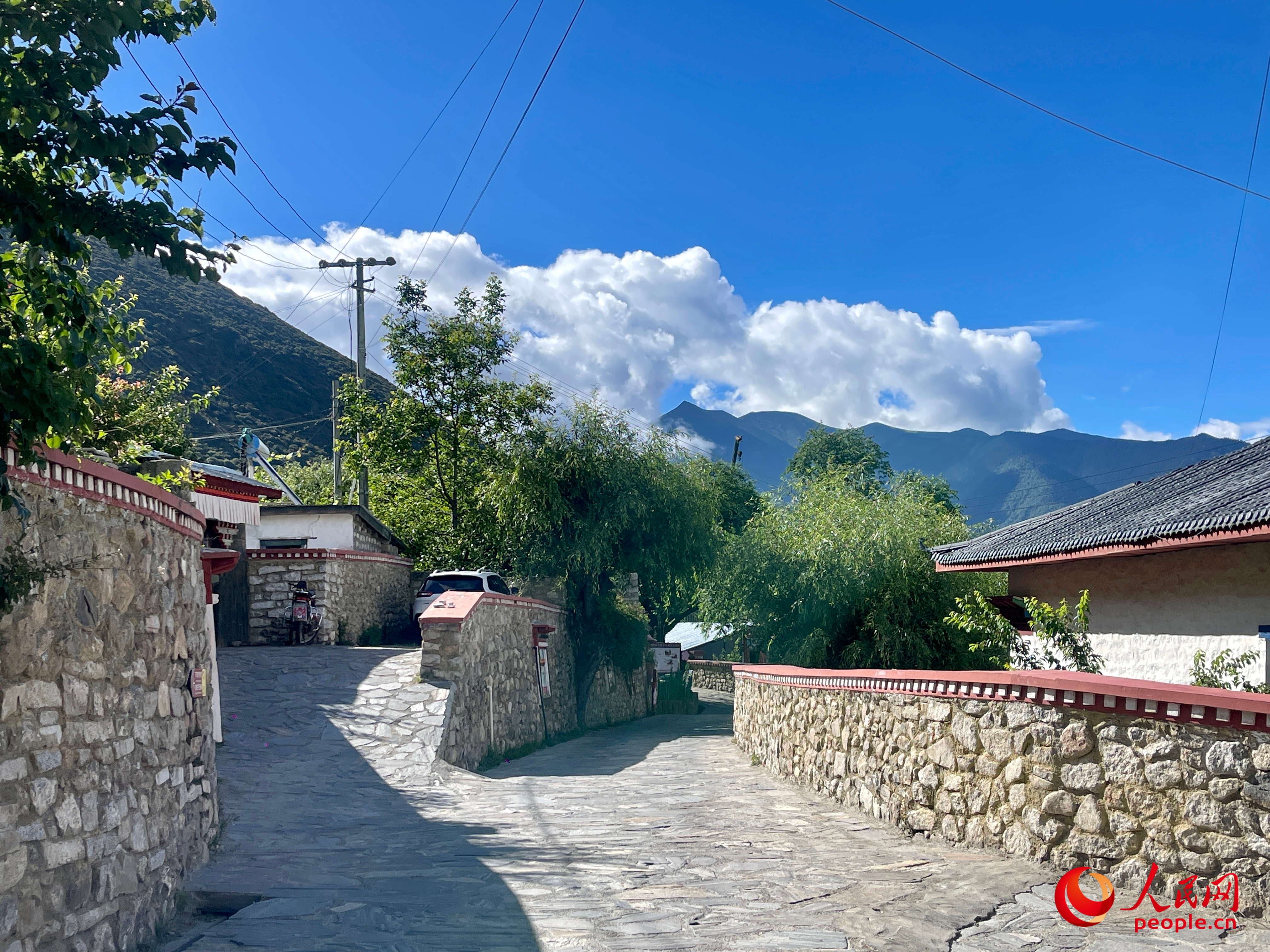 嘎拉村的村貌。人民網(wǎng) 周靜圓攝