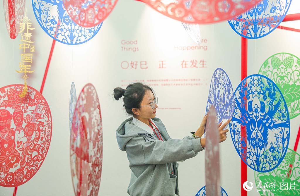 2025年1月30日，在山西太原舉辦的“年自萬物生”——2025山西非遺年俗藝術展上，由山西省級非遺代表性傳承人張永忠專門創(chuàng)作的剪紙藝術裝置吸引青年游客關注，上下映襯的“巳”字讓年文化煥發(fā)新的生機。人民網(wǎng)記者 王帆攝