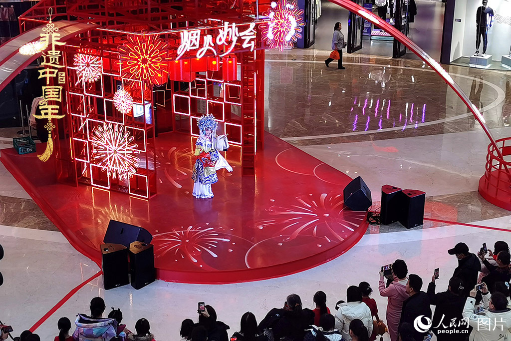 2025年1月29日，大年初一，吉林省京劇團亮相長春“煙火妙會”，演員們用的精湛技藝，為市民呈上一場韻味悠長的視聽盛宴，一招一式盡顯京劇魅力?，F(xiàn)場還進行了京劇知識科普，讓傳統(tǒng)文化在互動中 “活” 起來，為新春佳節(jié)增添了一抹濃厚的文化底色 。人民網(wǎng)記者 王帝元攝