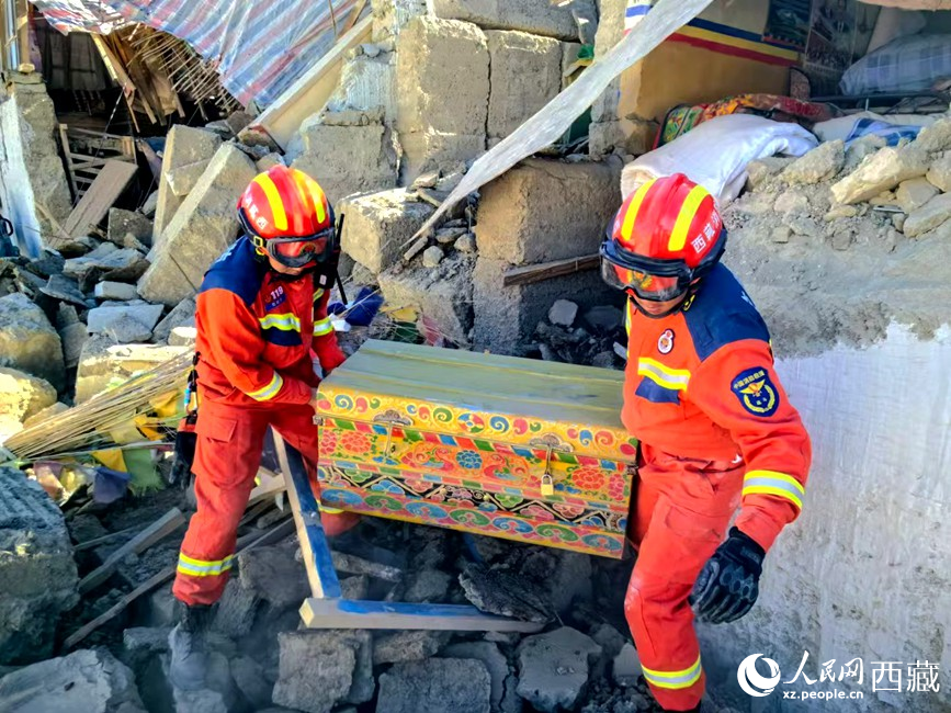 消防救援人員搜救受災(zāi)群眾財(cái)產(chǎn)。人民日報(bào)記者 徐馭堯攝