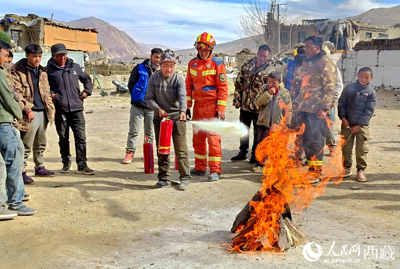 消防救援人員在安置點(diǎn)組織開展滅火實(shí)戰(zhàn)演練。人民日報(bào)記者 徐馭堯攝