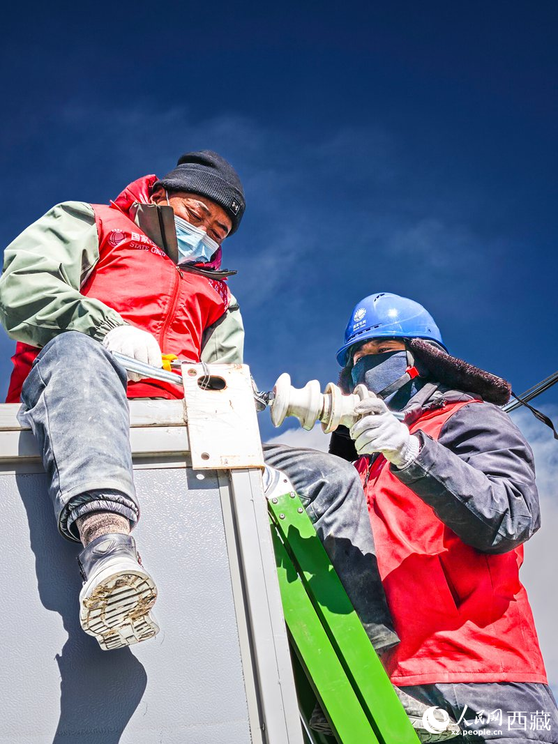 國(guó)網(wǎng)日喀則共產(chǎn)黨員服務(wù)隊(duì)隊(duì)員檢查板房線路。人民網(wǎng)記者 吳雨仁攝