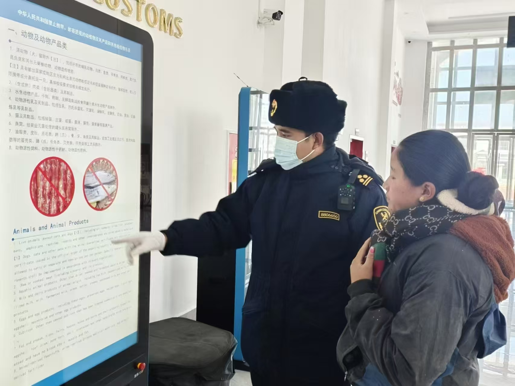 海關(guān)關(guān)員對(duì)入境邊民進(jìn)行禁止攜帶、郵寄進(jìn)境動(dòng)植物及其產(chǎn)品解讀。次旺久美攝