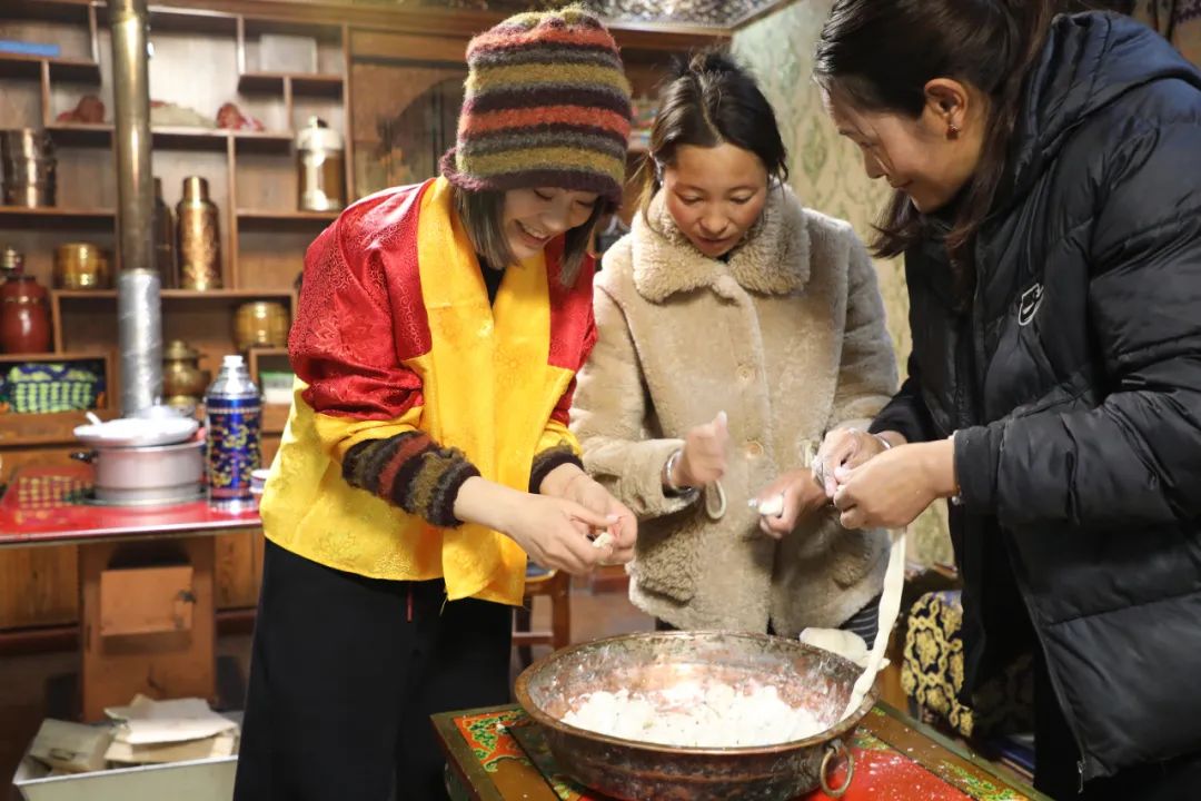 游客體驗制作“古突”。巴桑卓嘎攝