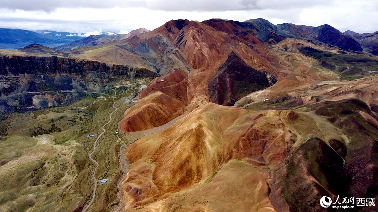 西藏阿里地區(qū)札達(dá)縣境內(nèi)的山丘，因大地礦石的緣故而變得色彩豐富，當(dāng)?shù)厝朔Q之為“五彩山”。
