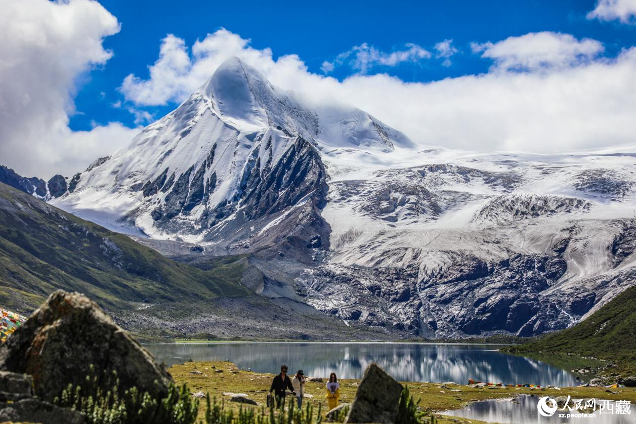西藏那曲市比如縣的薩普雪山。