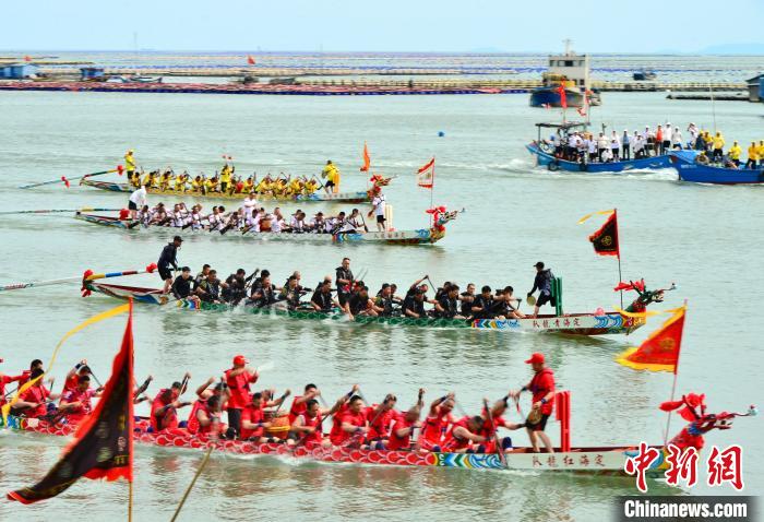 福建連江：漁民海上賽龍舟