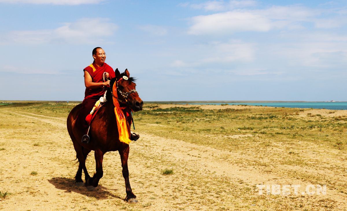 班禪大師在青海湖邊策馬馳騁2。攝影： 噶哇扎西.jpg