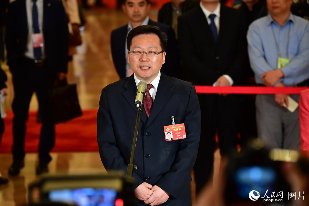 全國政協(xié)委員、中國聯(lián)通研究院院長張云勇接受記者采訪。