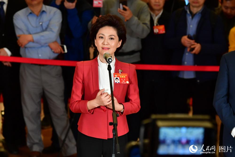 全國政協(xié)委員、中央廣播電視總臺央視新聞主播海霞接受記者采訪。