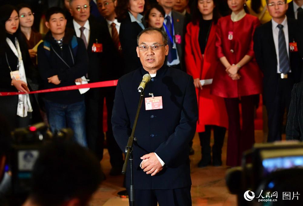 全國政協(xié)委員、湖南省生態(tài)環(huán)境廳副廳長潘碧靈接受記者采訪。