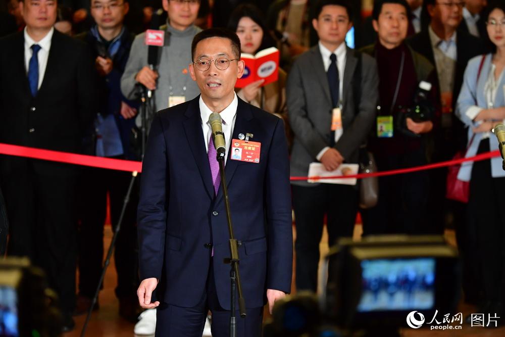 全國政協(xié)委員、西湖大學(xué)校長施一公接受記者采訪。