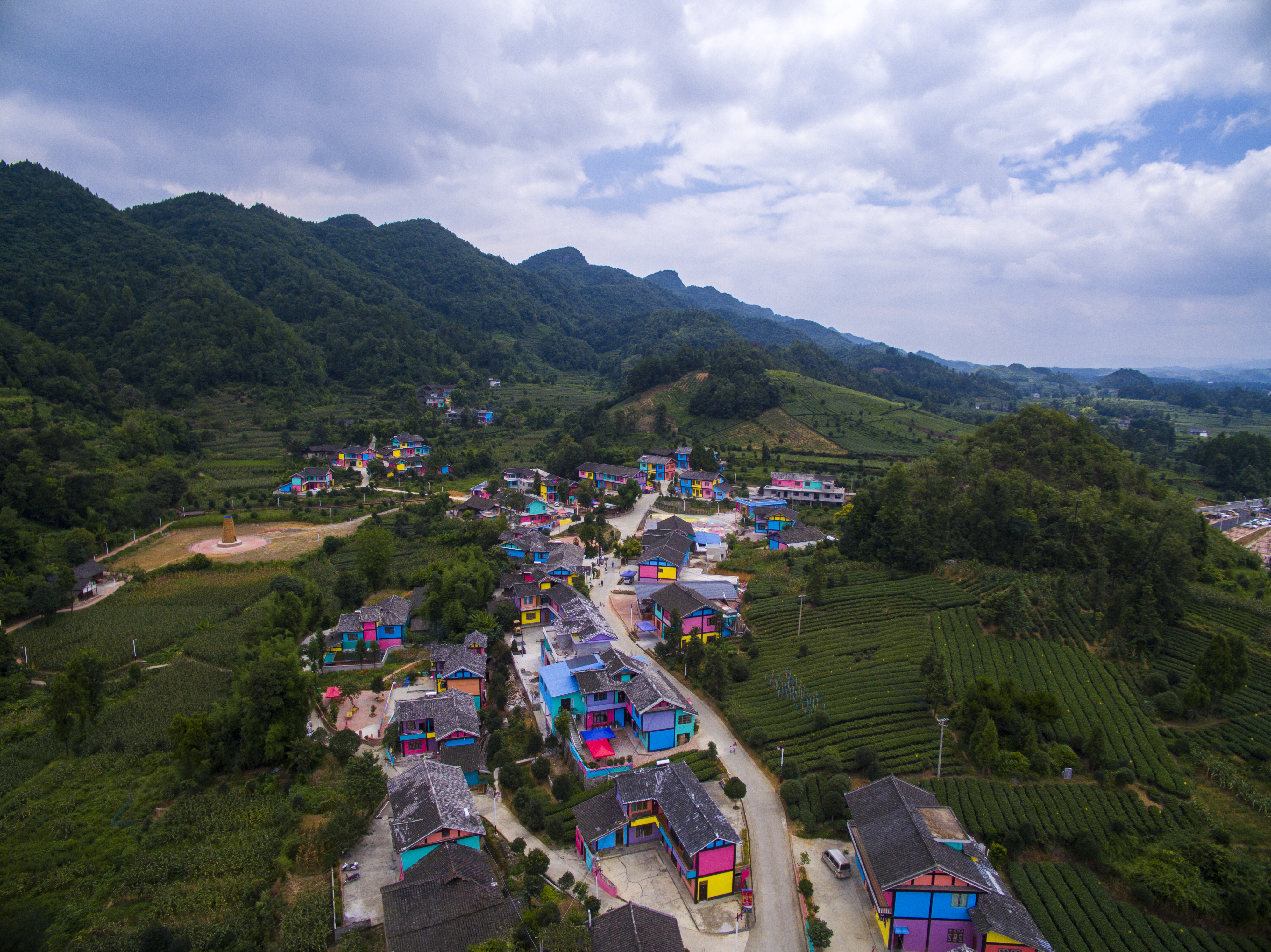 “三變”改革讓貧困村變身童話世界（貴州省湄潭縣湄江鎮(zhèn)金花村七彩部落） 林明攝.jpg