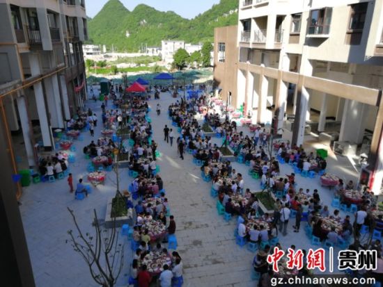 花溪區(qū)易地扶貧搬遷安置點2019年端午節(jié)長桌宴活動現(xiàn)場.