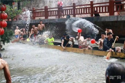 場(chǎng)面震撼！中國(guó)龍舟之鄉(xiāng)順德舉行起龍儀式