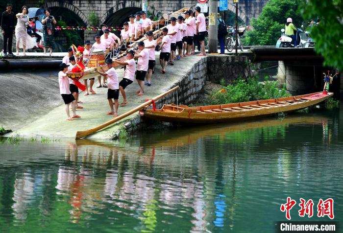 僑鄉(xiāng)福州長樂：新龍舟下水迎端午