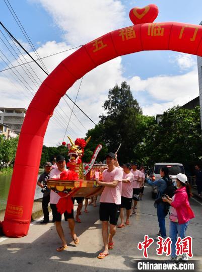 圖為5月29日，長樂江田鎮(zhèn)村民們推著新龍舟前行?！埍?攝