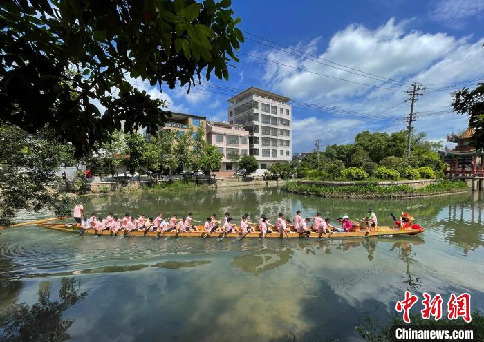 圖為5月29日，長樂江田鎮(zhèn)新龍舟入水后在水中劃行?！埍?攝