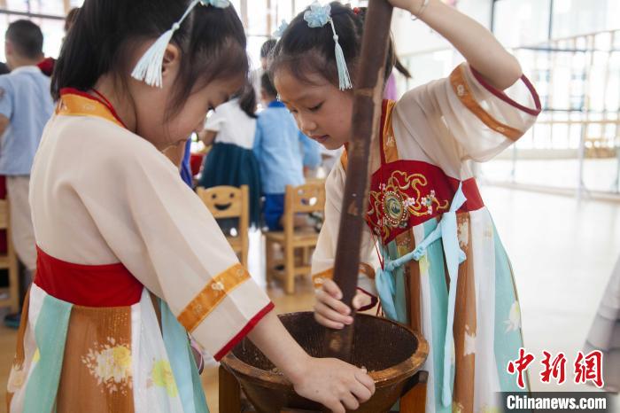 圖為小朋友們參加“將樂擂茶”制作?！《^生 攝