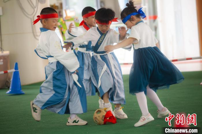 圖為小朋友們開展蹴鞠比賽。　董觀生 攝