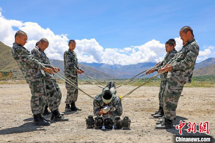 圖為荊棘排雷訓練?！⊥踔緜?攝
