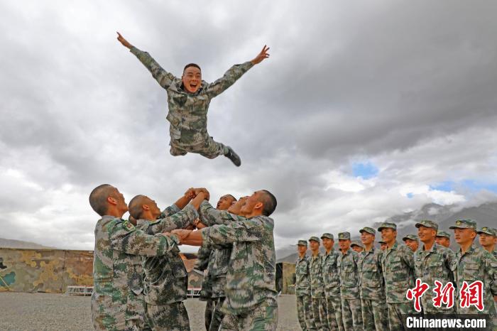 新兵進行“空中燕子飛”?！⊥貔i程 攝