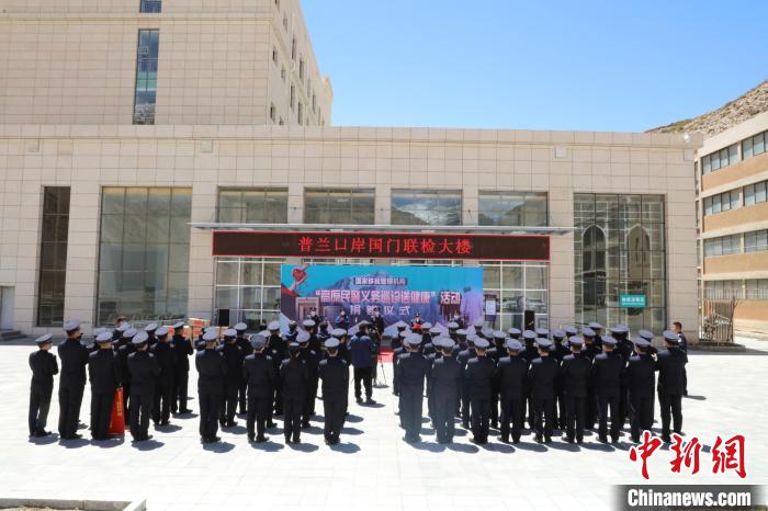 圖為捐贈儀式現(xiàn)場?！「駸?攝