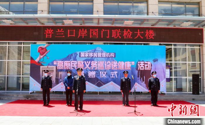 圖為捐贈儀式現(xiàn)場。　格熱 攝