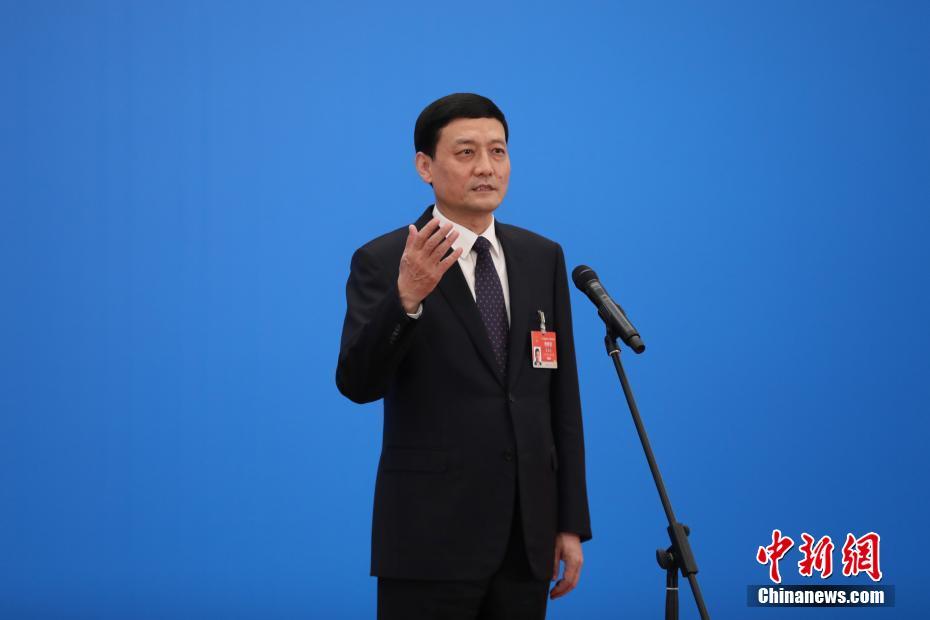 3月8日，第十三屆全國人民代表大會第四次會議舉行第二場“部長通道”采訪活動。圖為中國工業(yè)和信息化部部長肖亞慶通過網(wǎng)絡(luò)視頻方式接受采訪。 <a target='_blank' ><p  align=