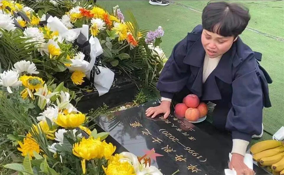 悼念戍邊烈士王焯冉：全國各地近五萬人自發(fā)獻(xiàn)花祭英烈，奶奶仍在等孫子回家