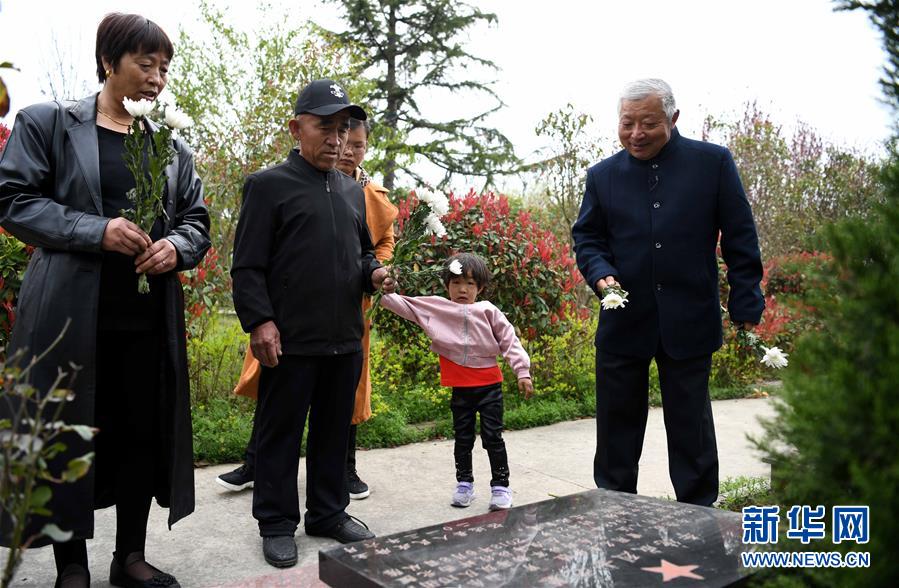 （圖片故事）（5）年介濤：將為烈士尋親進(jìn)行到底