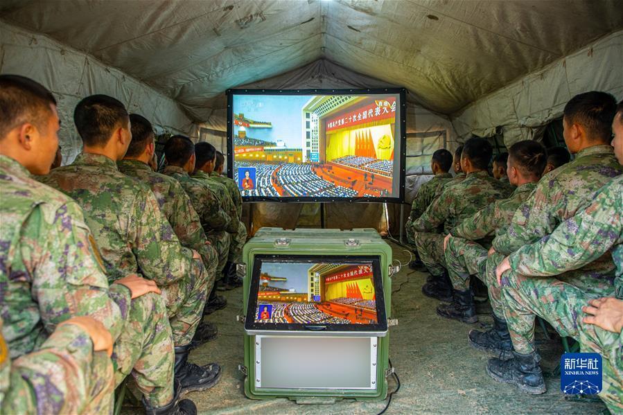 (二十大時光·圖文互動)(7)為如期實現(xiàn)建軍一百年奮斗目標砥礪奮進——全軍官兵認真收聽收看黨的二十大開幕會并展開學習討論
