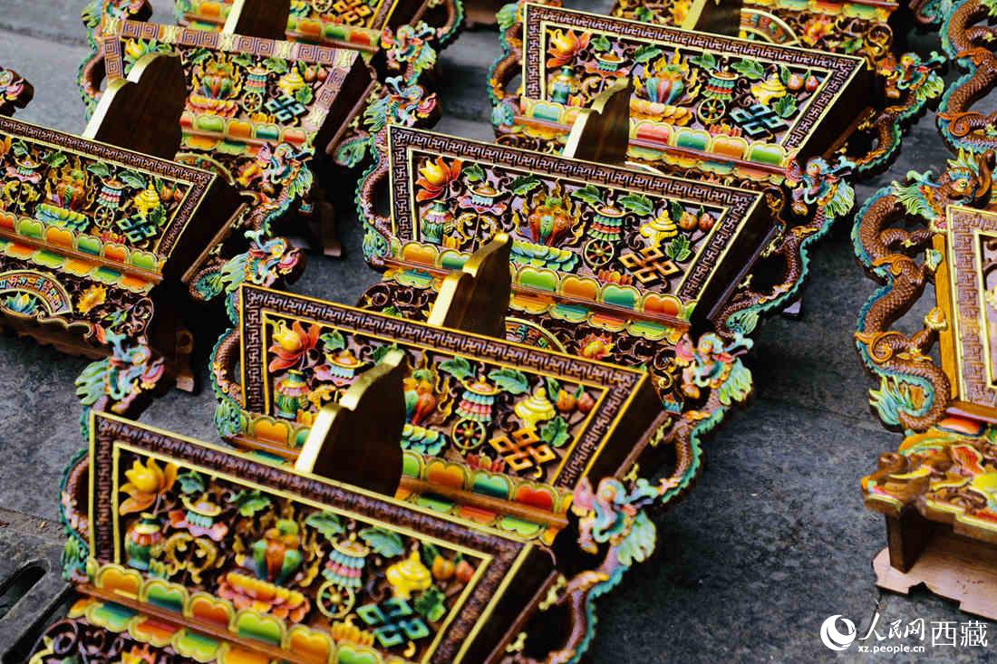 年貨市場上的切瑪盒。（切瑪盒是藏歷新年吉祥物，是在精制斗型木盒中用隔板分開，分別盛入炒麥粒和糌粑，插上“仔卓”，象征著人壽年豐、吉祥如意。）人民網(wǎng) 次仁羅布攝
