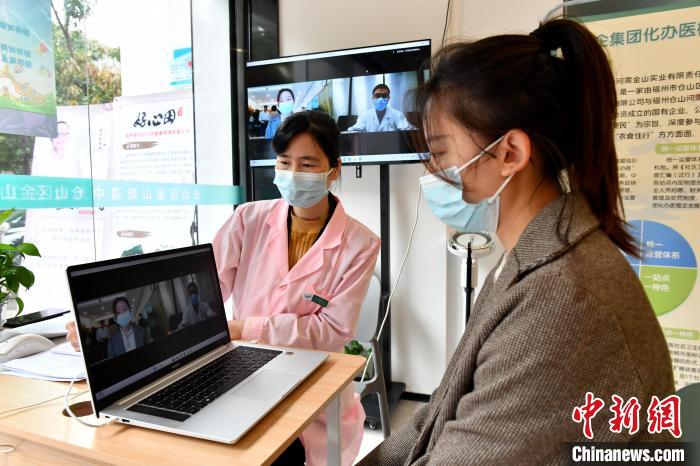 圖為社區(qū)居民遠程問診?！蚊?攝