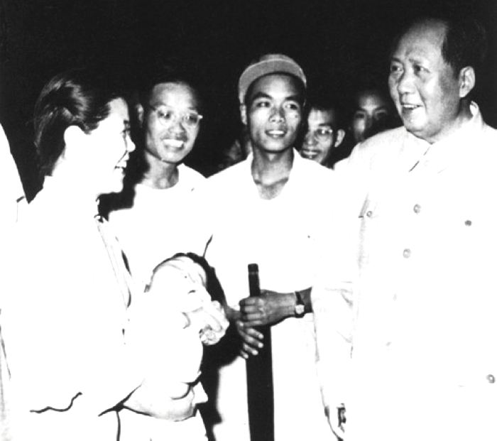 1957年，毛主席在湖北武漢長(zhǎng)江大橋上與群眾交談。