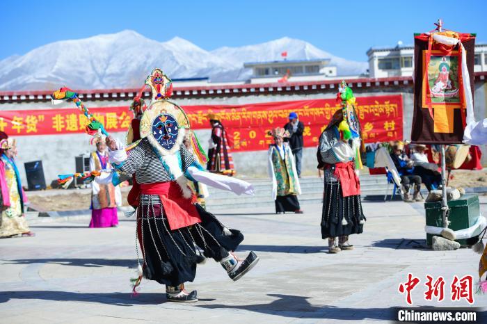 圖為藏戲非遺展演現(xiàn)場?！∝暩聛硭?攝