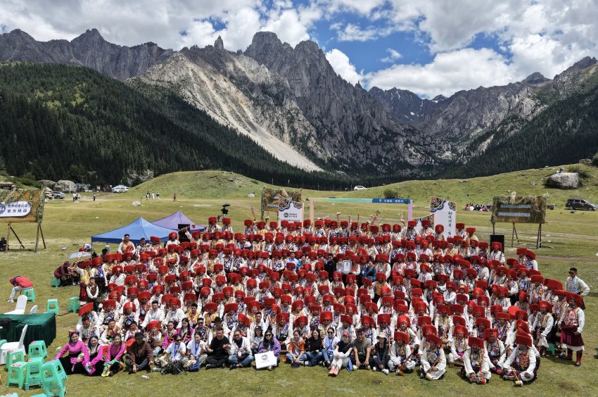 挑戰(zhàn)成功合影。巴塘縣委宣傳部供圖