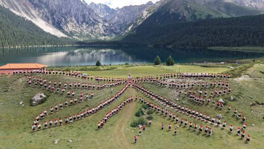 “最大規(guī)模弦胡演奏”世界紀(jì)錄挑戰(zhàn)現(xiàn)場(chǎng)。巴塘縣委宣傳部供圖