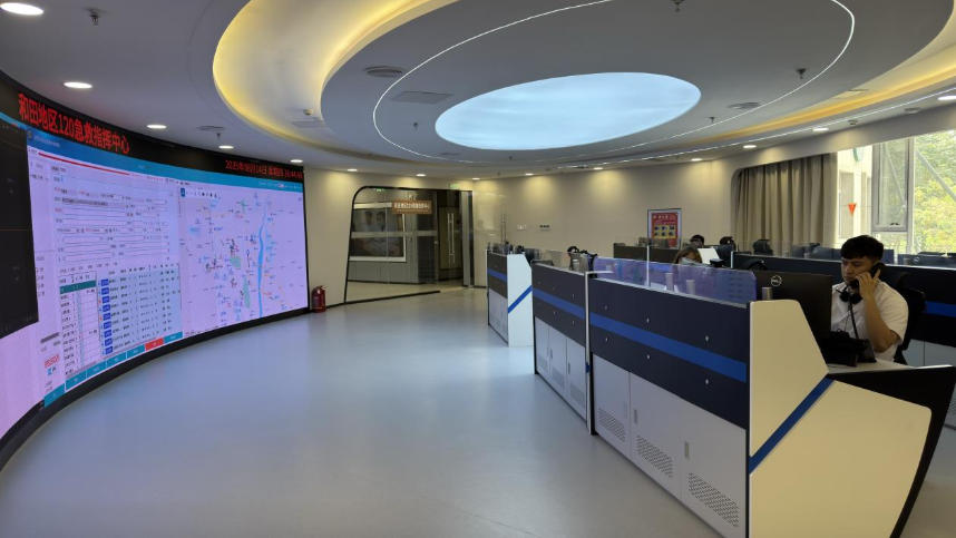 和田地區(qū)120急救指揮中心。人民網(wǎng)記者 焦磊攝